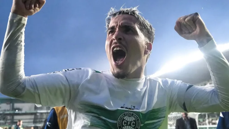 Josué marcou o gol da vitória contra o Vila Nova. (Foto: JP Pacheco/ Coritiba)