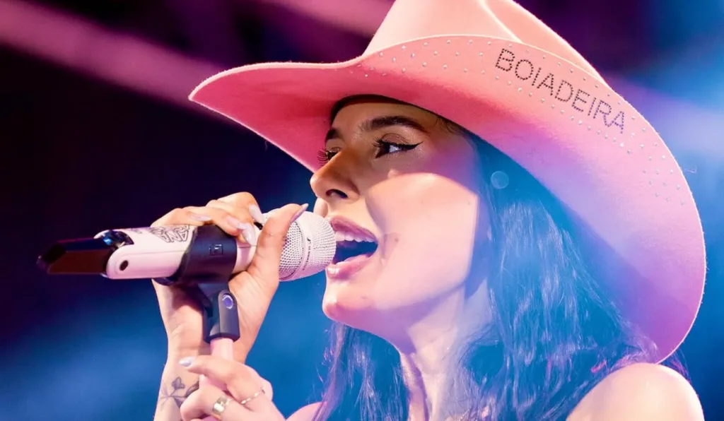 Cantora Ana Castela.