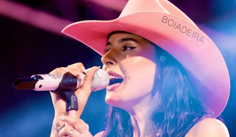 Cantora Ana Castela.