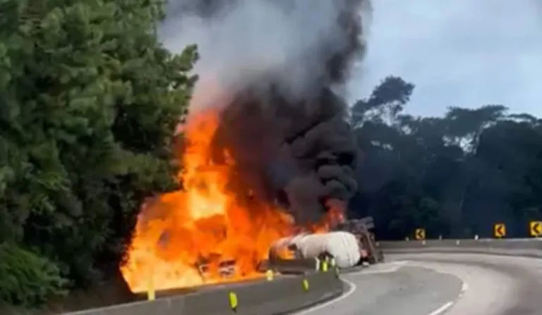 caminhão tombado pegando fogo
