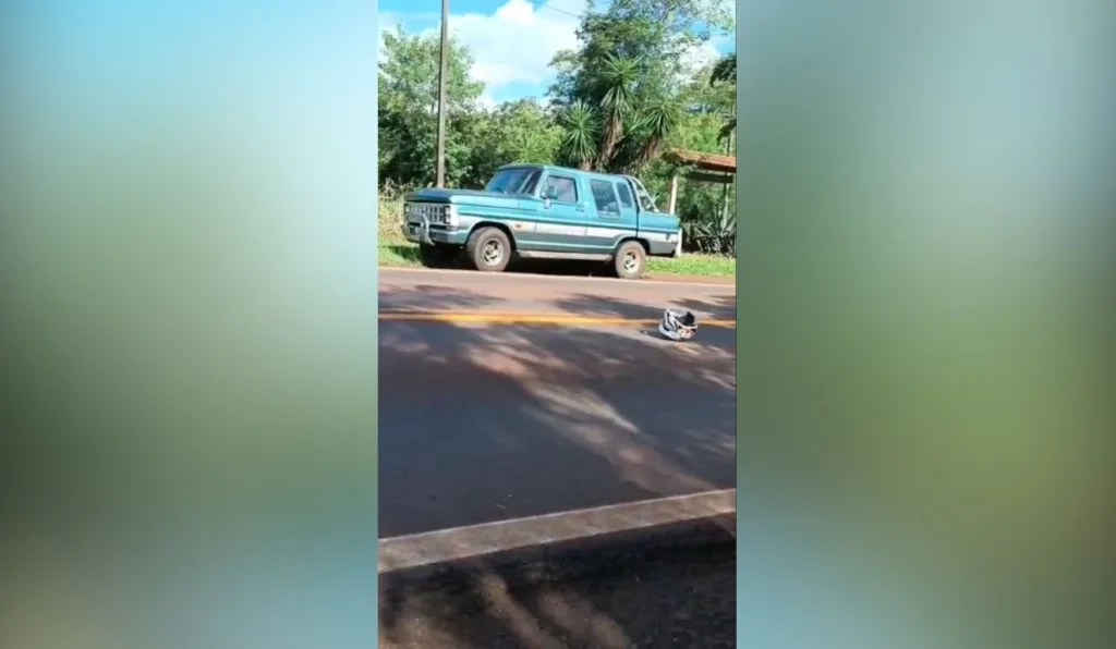 Motociclista acerta caminhonete parada em rodovia e é atropelado no Paraná