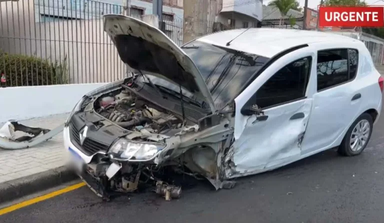 Carro de motorista de aplicativo ficou com as marcas do acidente