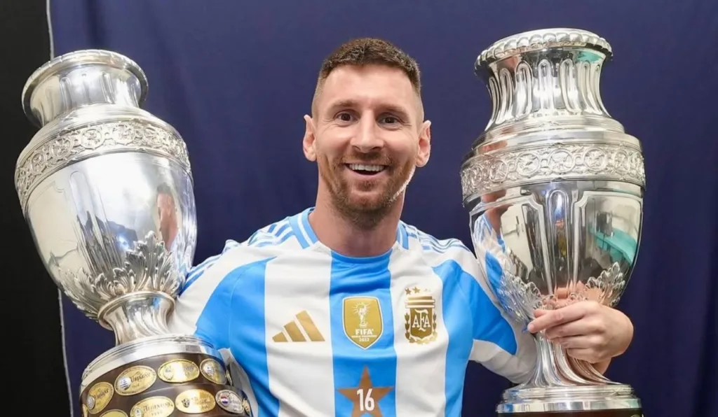 Messi com os troféus das Copa América