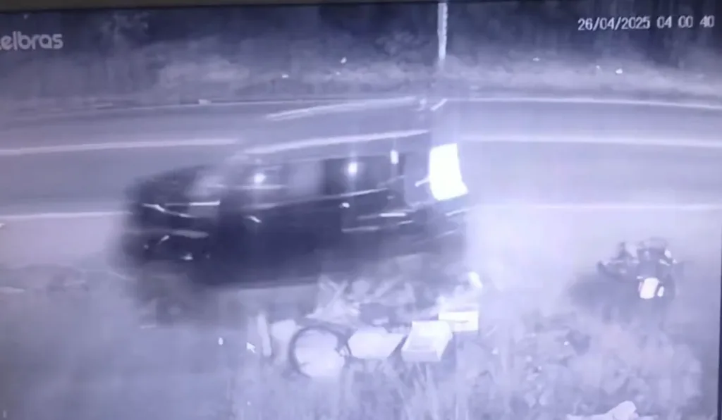 Carro atropela moto e arrasta jovens em Curitiba