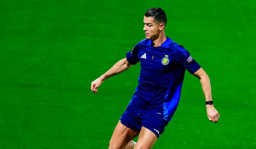 Imagem de Cristiano Ronaldo jogando bola.