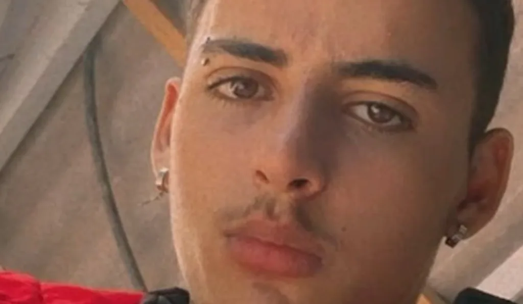 Jovem sério em foto