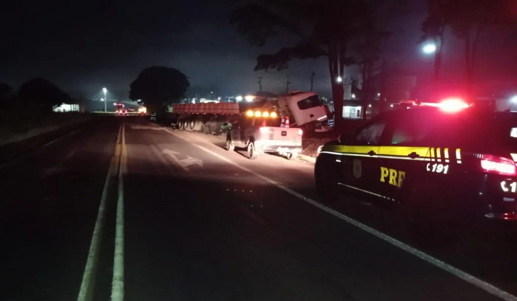 acindete entre dois caminhões no trevo de acesso a Ubiratã, no oeste do Paraná