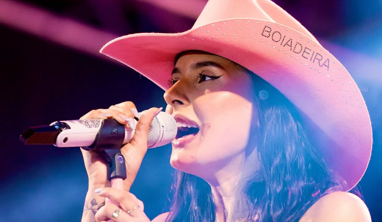 Cantora Ana Castela.