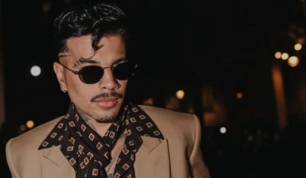 Rauw Alejandro de óculos escuros