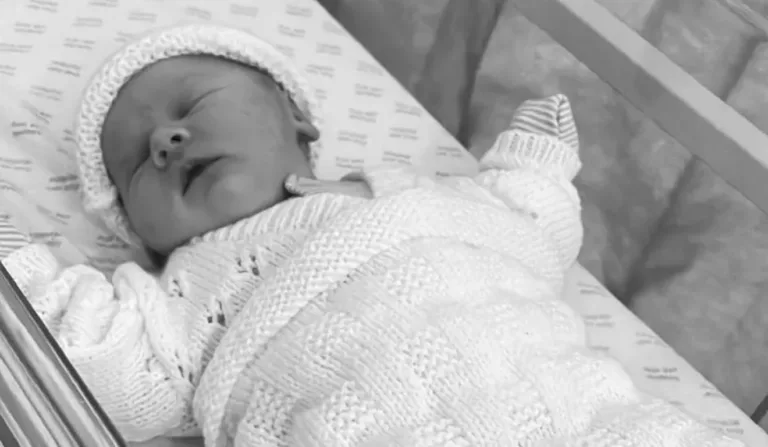 Bebê deitado em cama