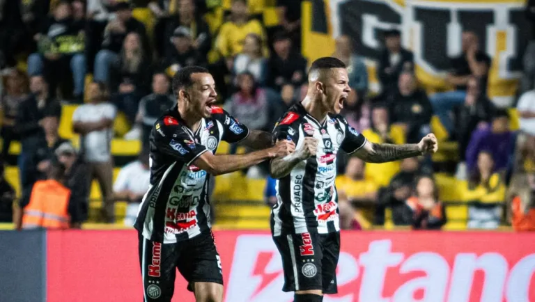 Rodrigo Rodrigues comemora gol pelo Fantasma. (Victória Sellares/ Operário)