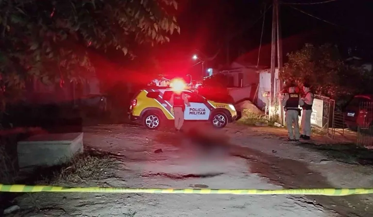 polícia e homem morto