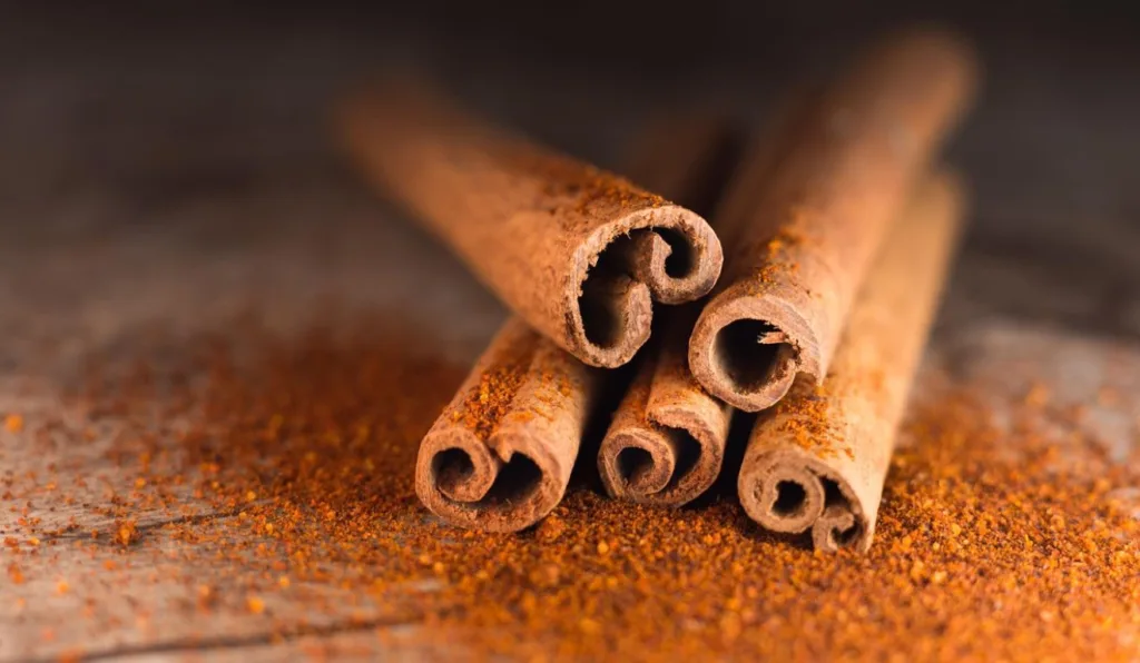 Simpatia da canela representada com pó de canela
