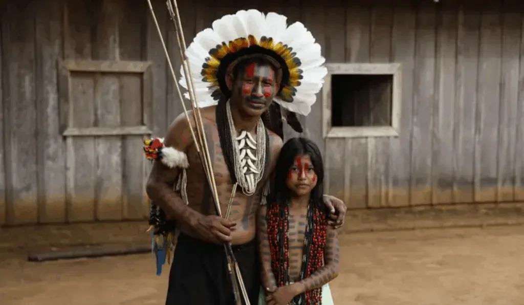 Imagem ilustrativa de uma criança e um homem indígena.