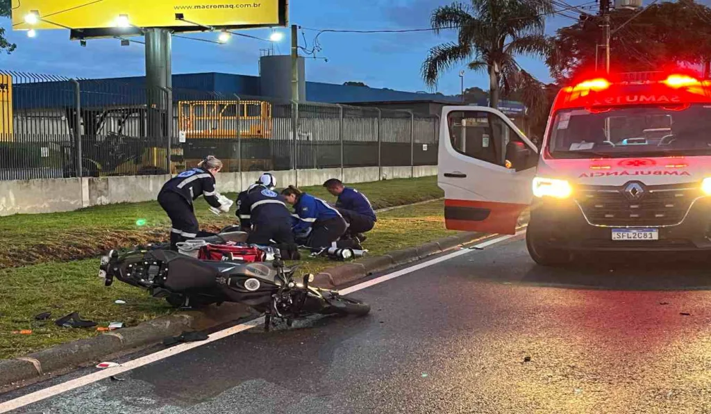Socorristas no local da colisão.