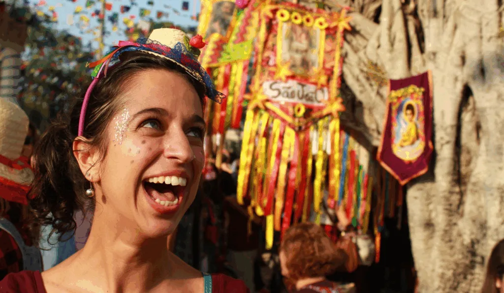 Imagem ilustrativa de uma mulher comemorando o São João.