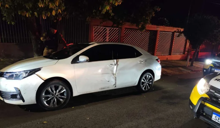 Carro batido e polícia militar