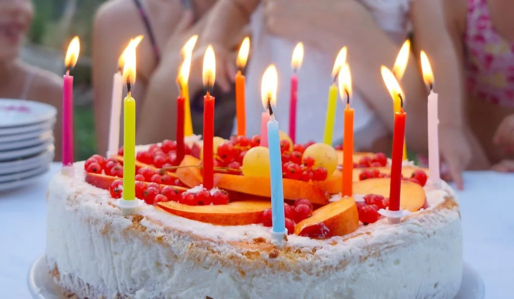 bolo de aniversário com velas