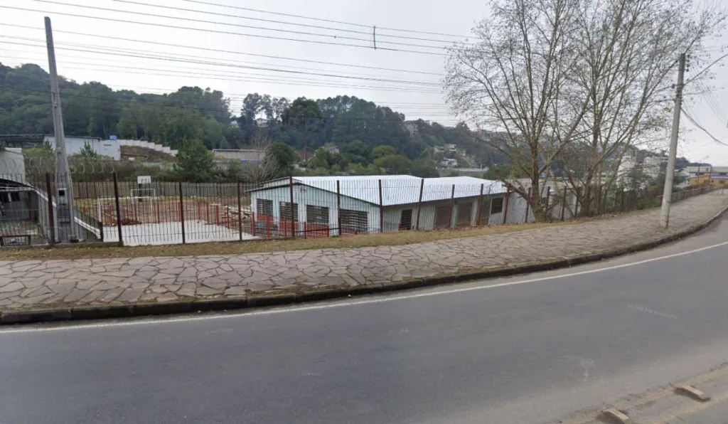 Professora esfaqueada leciona aulas de inglês na escola municipal