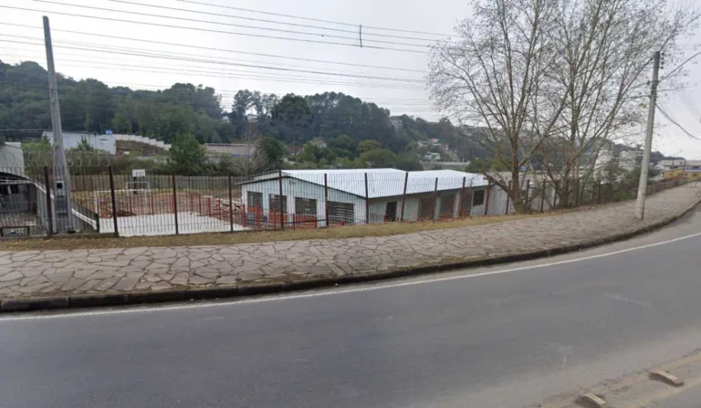 Professora esfaqueada leciona aulas de inglês na escola municipal