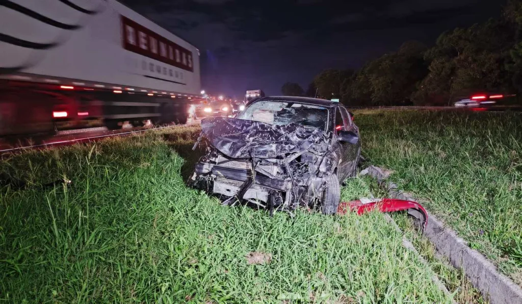 motorista bate carro, é ejetado e morre atropelado por caminhão no Contorno Sul
