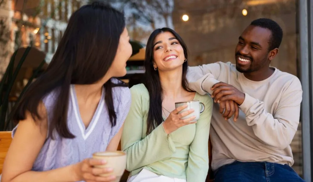 Grupo de pessoas rindo