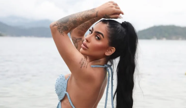 MC Mirella posando para foto.