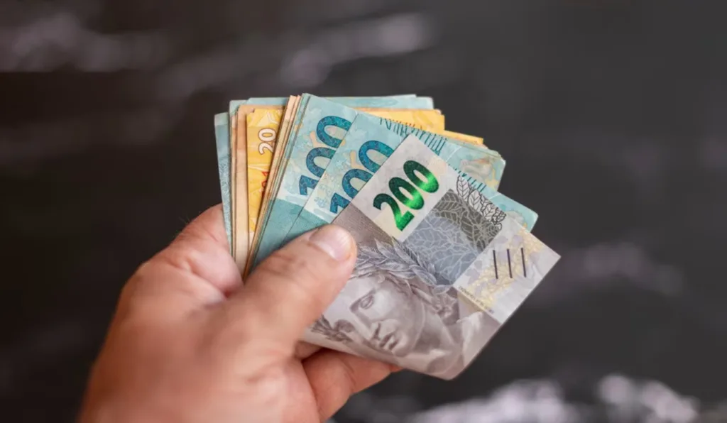 Bolo de notas em mão