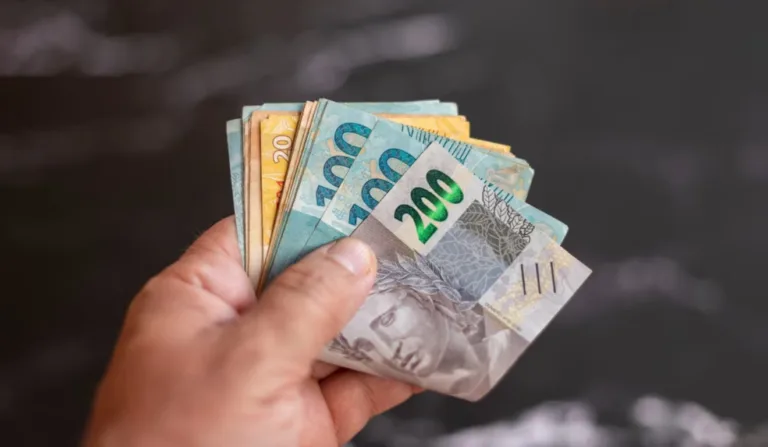 Bolo de notas em mão