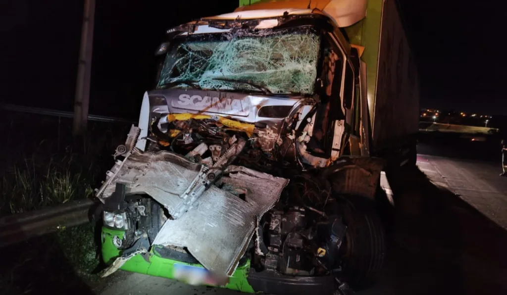 caminhoneiro de 24 anos morre em engavetamento na BR-376, em Ponta Grossa