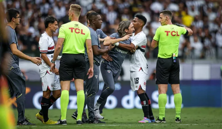 Técnico Zubeldia, do São Paulo, foi expulso após reclamar da arbitragem no jogo com o Galo.