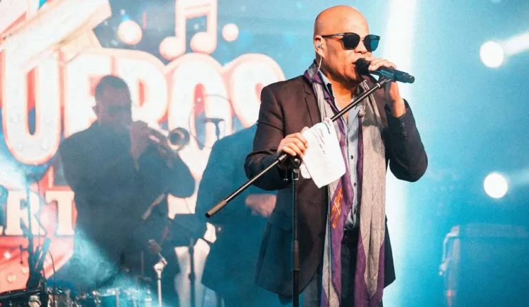 Rubby Pérez em show com fundo azul.