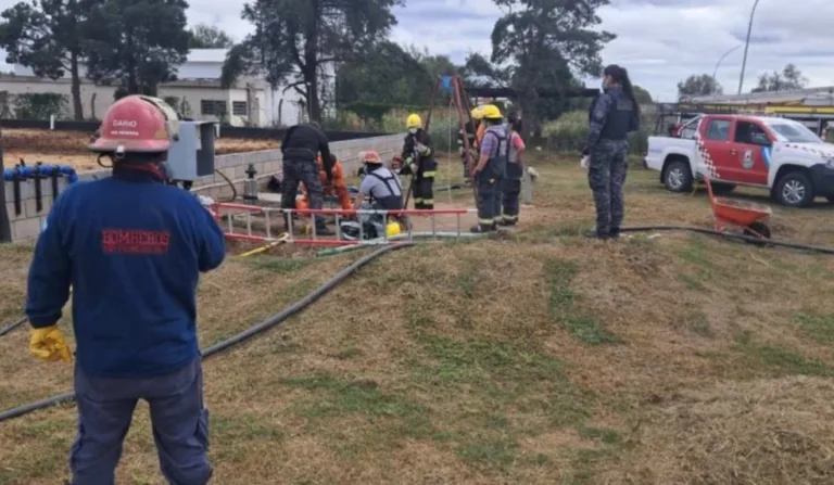 Bombeiros em área na qual o acidente aconteceu.