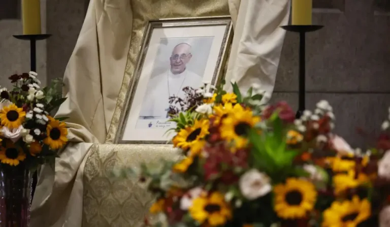 Foto de papa Francisco durante velório