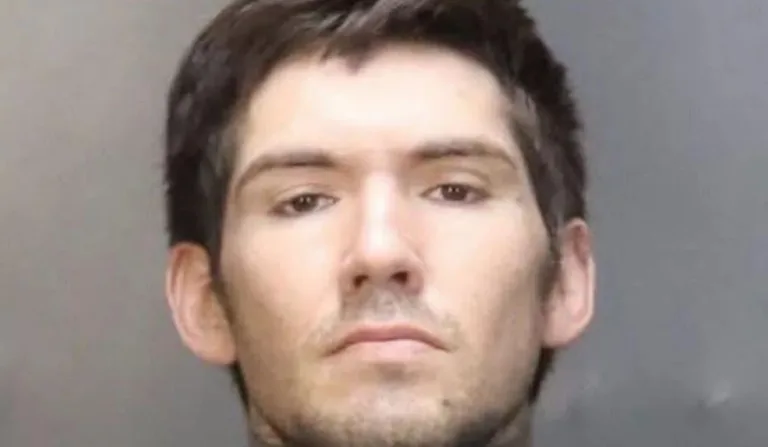 foto de um homem branco preso por jogar sopa fervendo em namorada