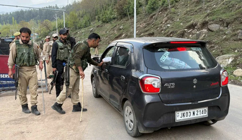 Policiais abordam carro após ataque contra turistas