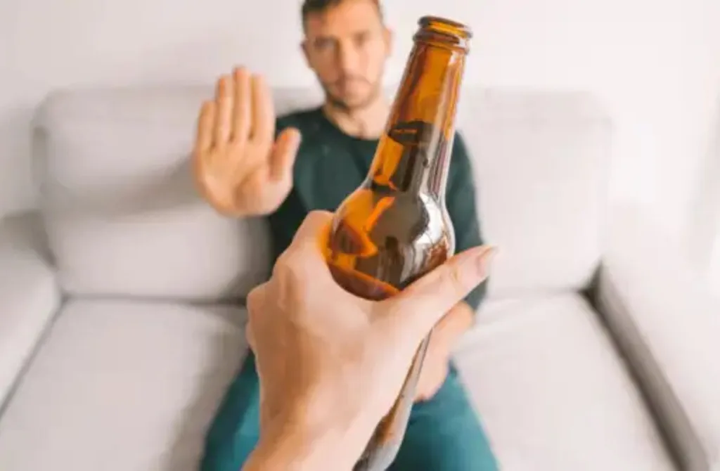 O álcool desidrata o corpo e interfere nos hormônios que afetam a função renal