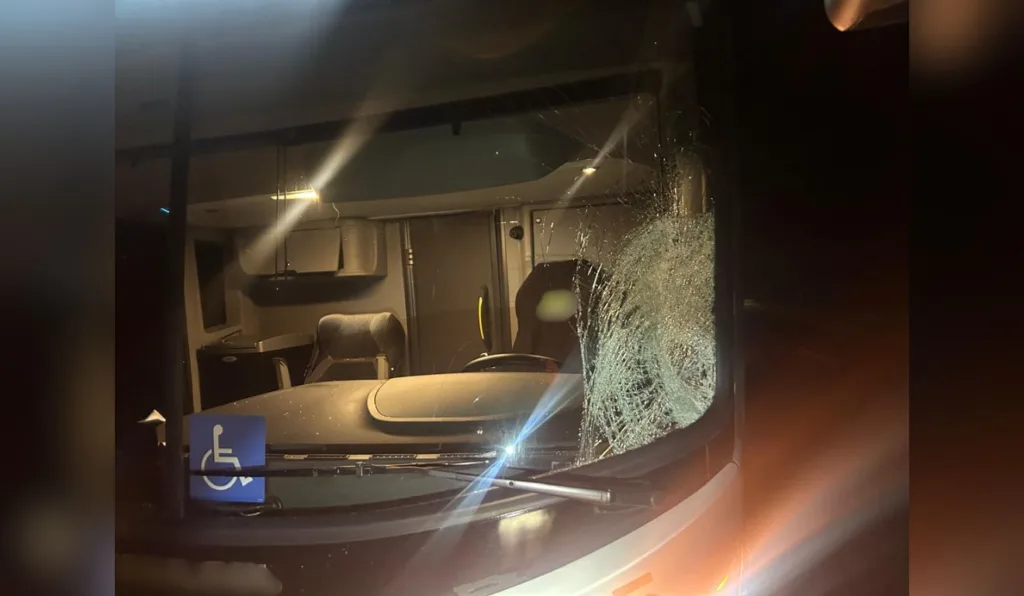 Ônibus com vidro quebrado após atropelar pedestre no Paraná