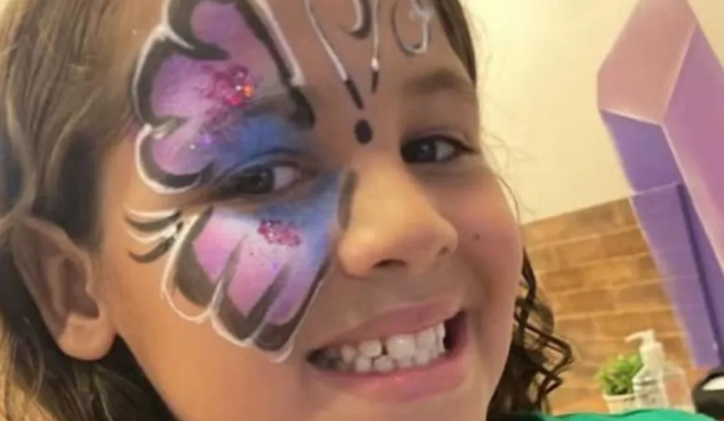 Menina com desenho de borboleta na cara