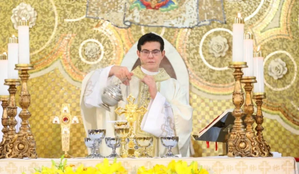 Padre Reginaldo Manzotti durante missa