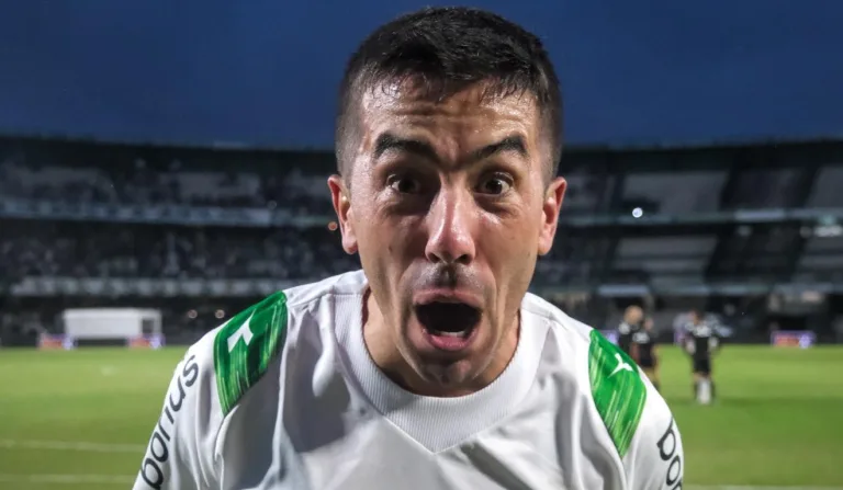 De Pena comemora vitória do Coritiba no Couto Pereira.