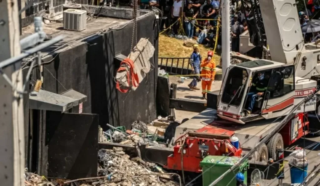 Imagem o desabamento da boate.