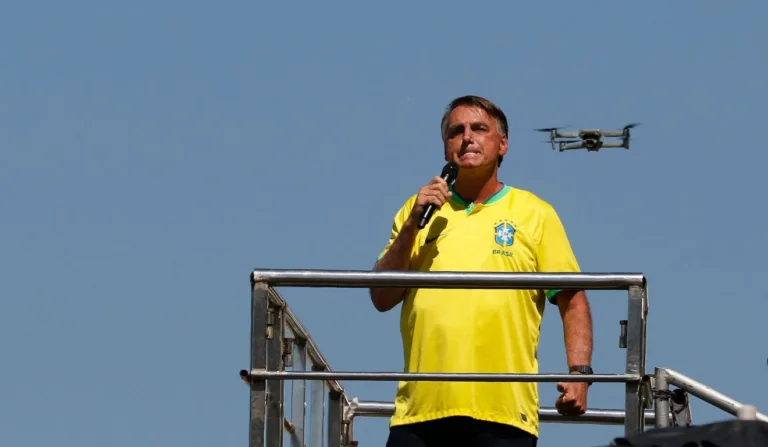 67% dos brasileiros querem que Bolsonaro abra mão da candidatura, diz pesquisa