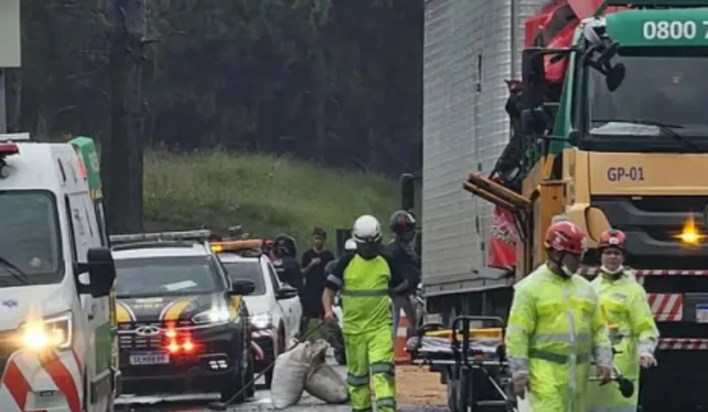 Acidente entre dois caminhões