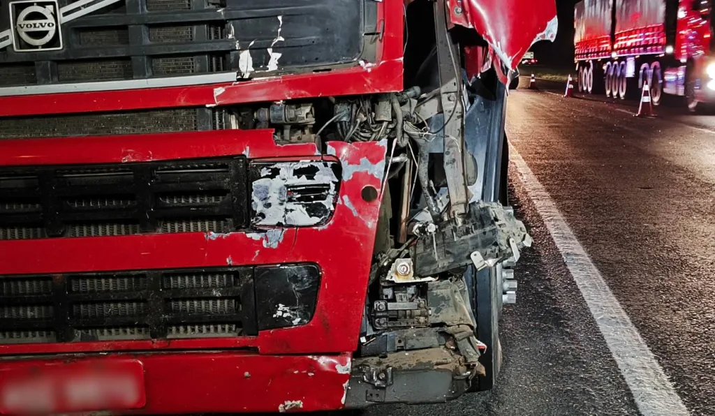 motorista bate carro, é ejetado e morre atropelado por caminhão no Contorno Sul