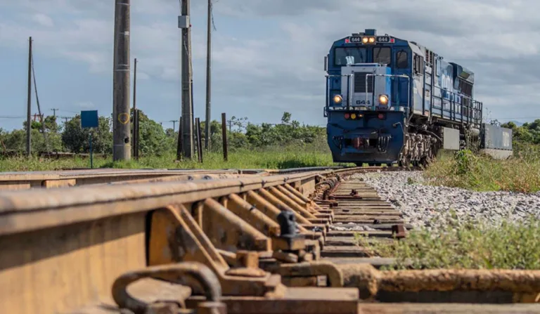 Curitiba tem 37 km de trilhos de trens que cruzam a cidade