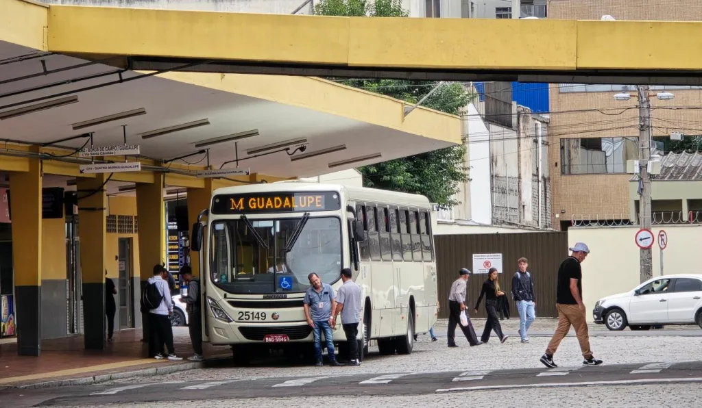 ônibus metropolitano no Terminal do Guadalupe