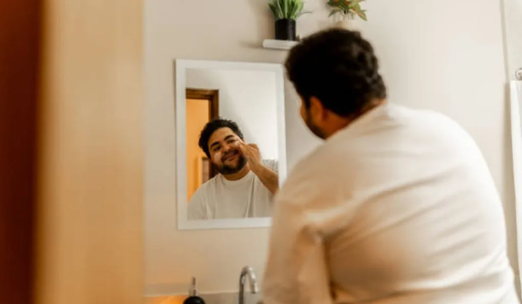homem fazendo skincare