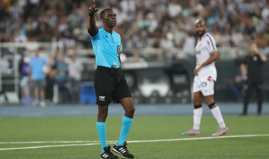 árbitro Luiz Flávio de Oliveira em jogo do Brasileirão 2024