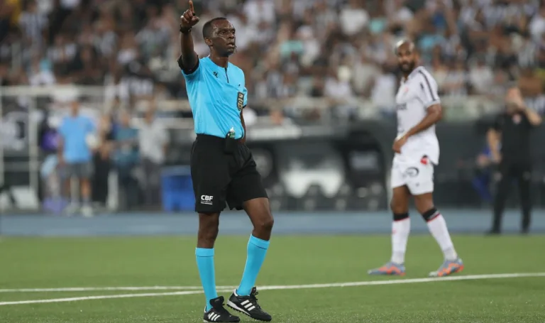 árbitro Luiz Flávio de Oliveira em jogo do Brasileirão 2024